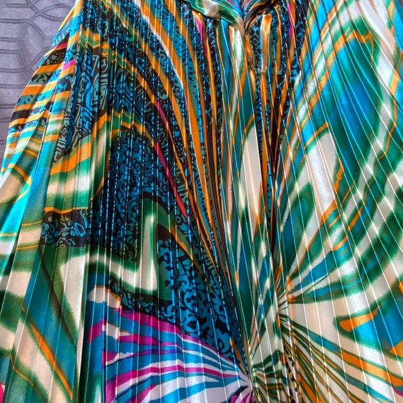 Evenings by Allure Pleated Formal Dress w/ Vibrant Pattern - Picture 9 of 13